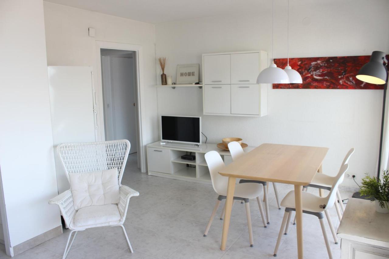 Beautiful Apartment In Front Of Beach, Pool, View Roses Zewnętrze zdjęcie