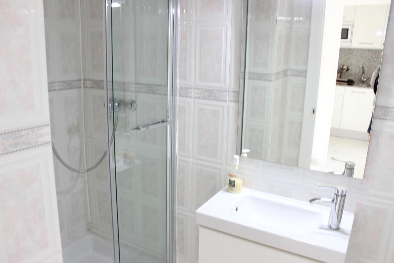 Beautiful Apartment In Front Of Beach, Pool, View Roses Zewnętrze zdjęcie