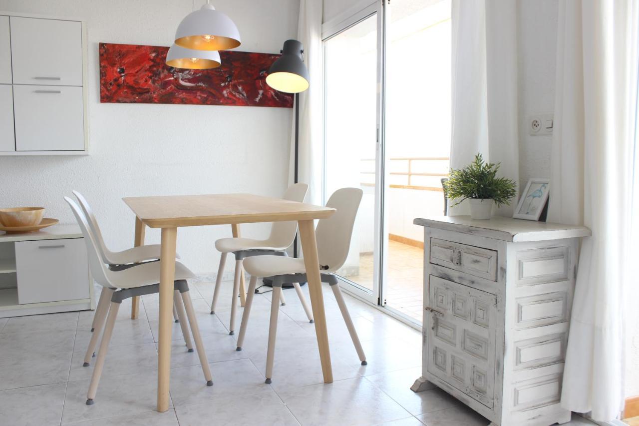 Beautiful Apartment In Front Of Beach, Pool, View Roses Zewnętrze zdjęcie