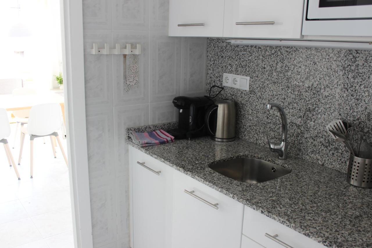 Beautiful Apartment In Front Of Beach, Pool, View Roses Zewnętrze zdjęcie