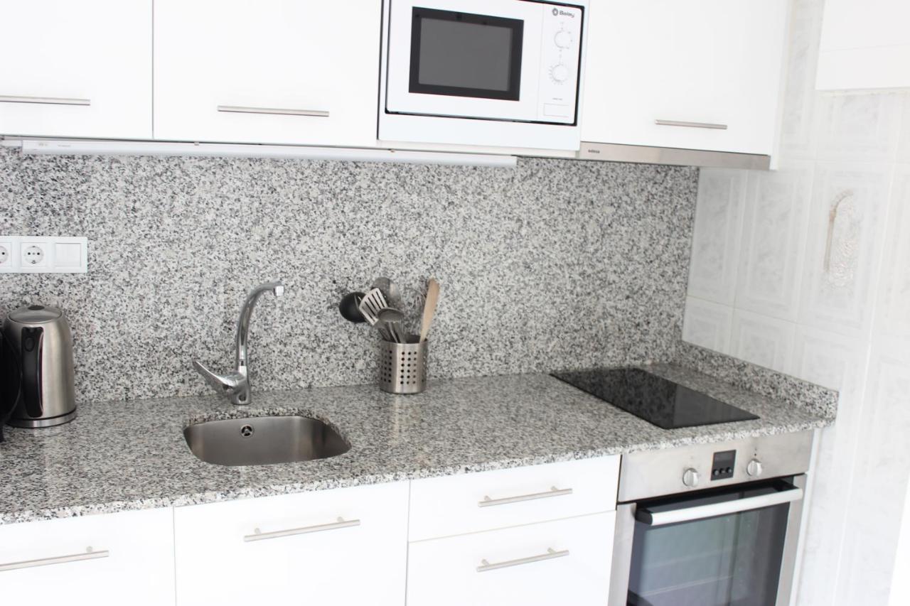 Beautiful Apartment In Front Of Beach, Pool, View Roses Zewnętrze zdjęcie
