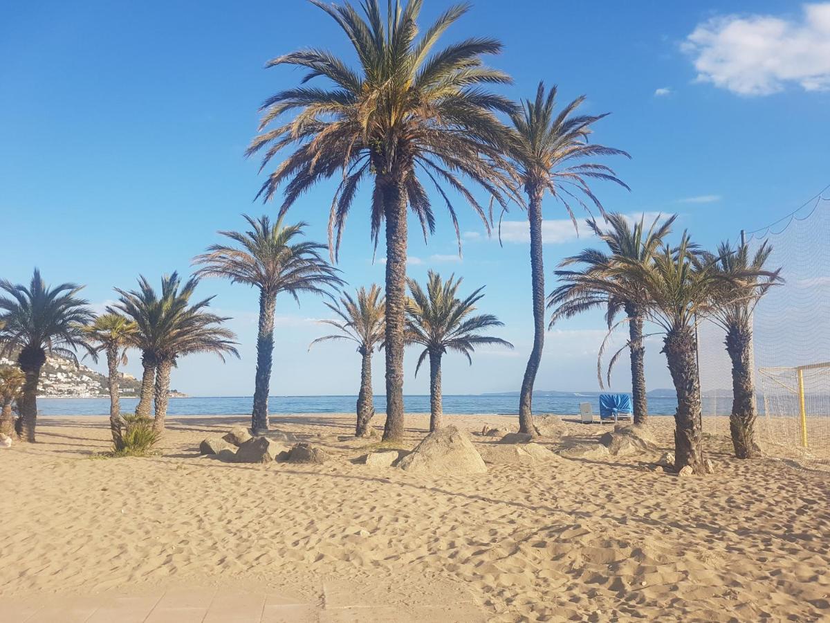 Beautiful Apartment In Front Of Beach, Pool, View Roses Zewnętrze zdjęcie