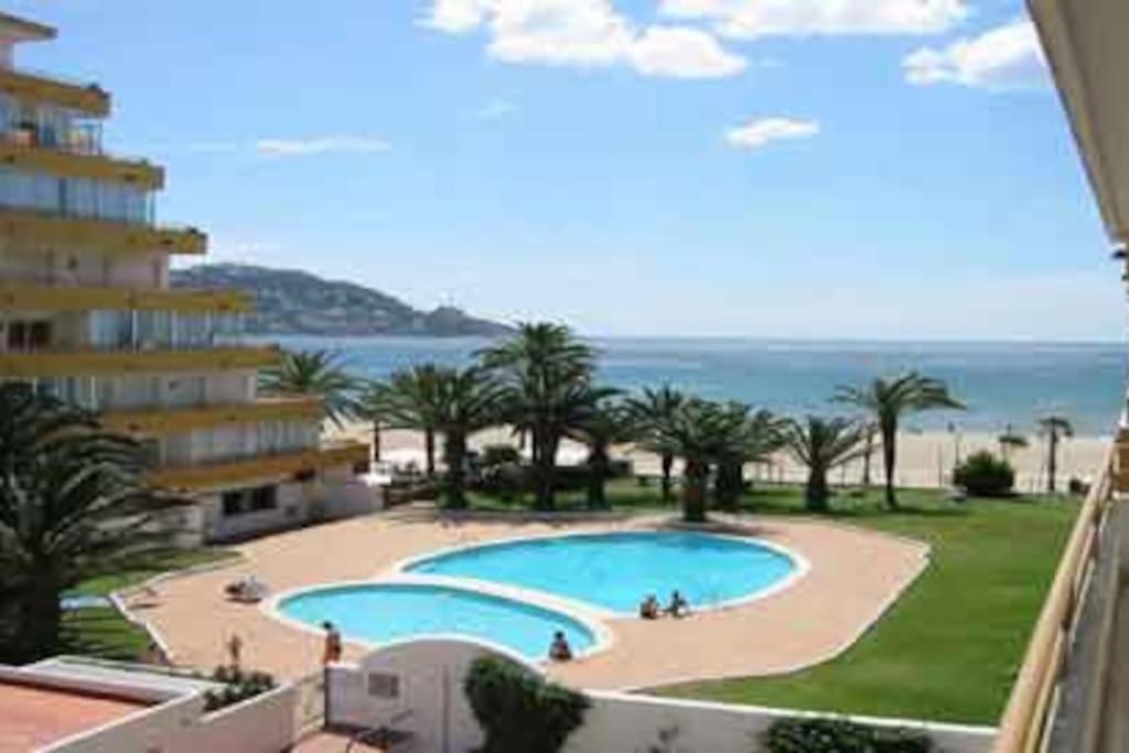 Beautiful Apartment In Front Of Beach, Pool, View Roses Zewnętrze zdjęcie